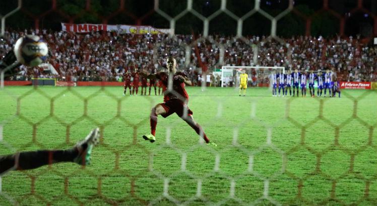 Matheus Carvalho converteu o último pênalti contra o Paysandu. Foto: Alexandre Gondim/JC Imagem