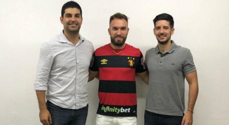 O meia Willian Farias assinou contrato com o Sport. Foto: Divulgação / Sport Club do Recife