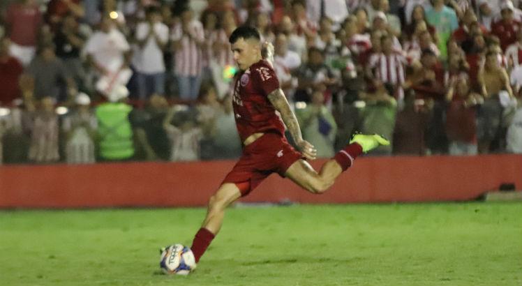Gol do meia alvirrubro, contra o Paysandu, foi eleito o gol do ano na voz de Aroldo Costa. Foto: Léo Lemos/Náutico
