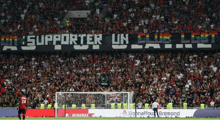 Torcedores do Nice pedem apoio contra a homofobia. Foto: VALERY HACHE / AFP