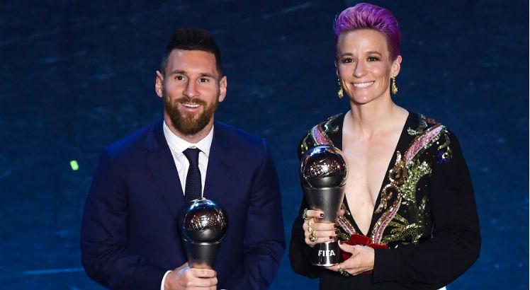 Messi e Rapinoe levaram os grandes prêmios da Fifa. Foto: Marco Bertorello / AFP