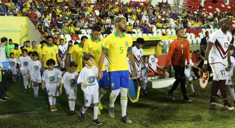 Douglas Luiz é o capitão da seleção brasileira olímpica. Foto: Brenda Alcântara/JC Imagem