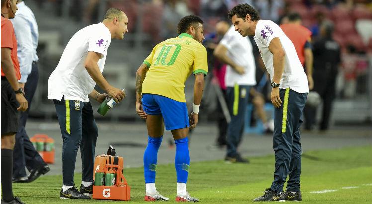 Neymar recebe atendimento de Lasmar. Foto: Roslan RAHMAN / AFP
