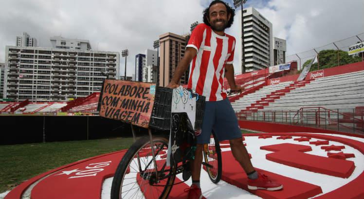 Gustavo Tiburtino viajou até São Luís na sua bicicleta para acompanhar o Náutico ser campeão da Série C. Foto: Bobby Fabisak/JC Imagem