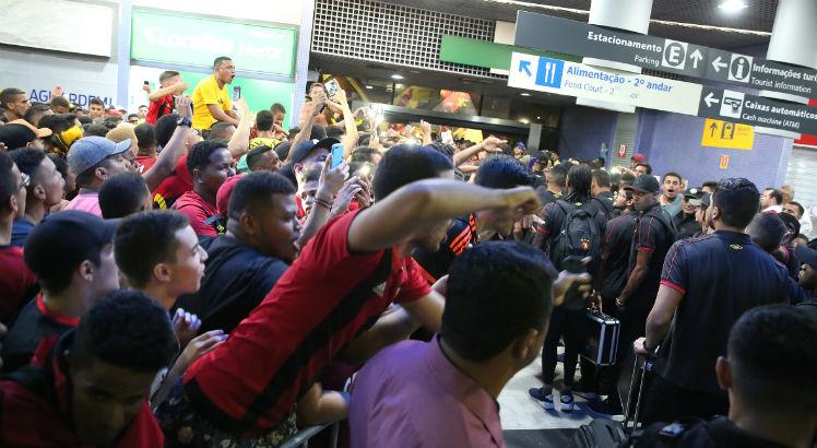 Torcida do Sport compareceu em peso ao aeroporto no desembarque rubro-negro. Foto: Brenda Alcântara/JC Imagem