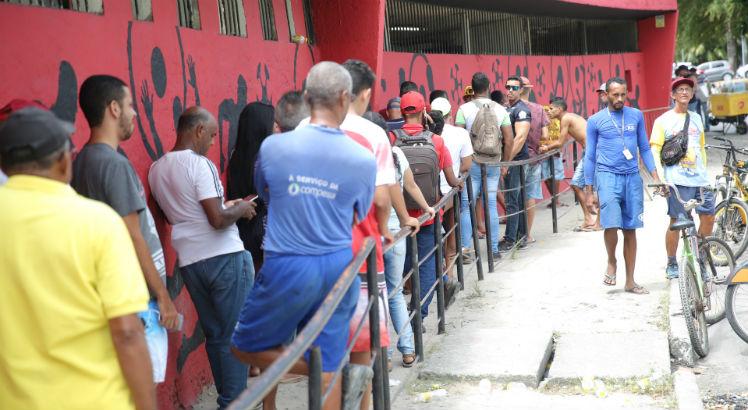 Rubro-negros lotaram as bilheteria do Sport. Foto: Felipe Ribeiro/JC Imagem