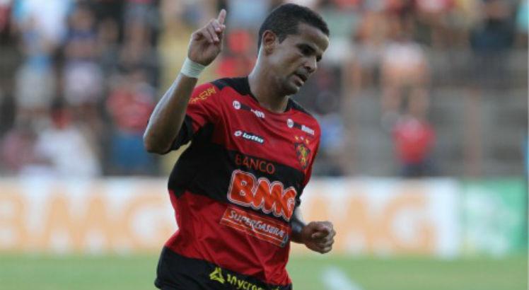 Bruno Mineiro foi o autor do gol do acesso em 2011. Foto: Guga Matos/Acervo JC Imagem