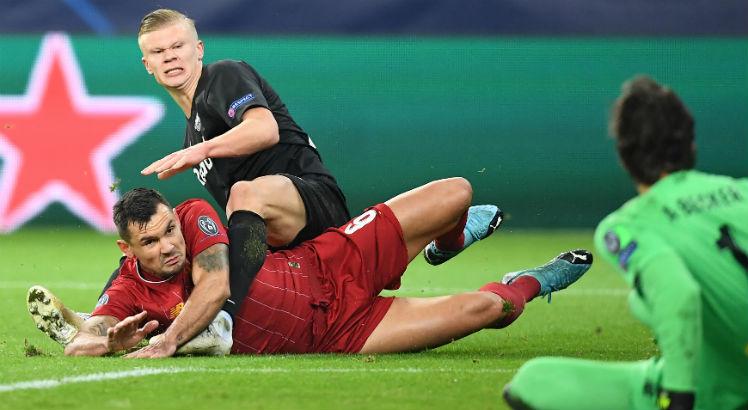 Lovren (de vermelho) se machucou diante do Salzburg. Foto: JOE KLAMAR / AFP
