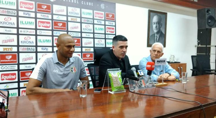 Tiago Cardoso ao lado do presidente Constantino Júnior em coletiva de imprensa. Foto: Diego Borges/Editoria de Esportes