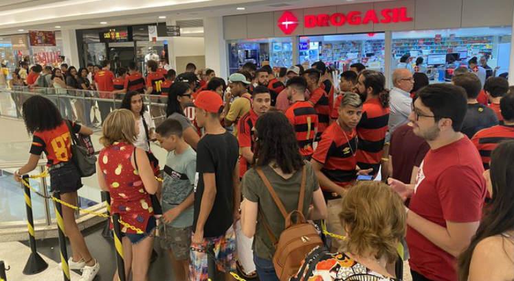 Torcedores do Sport formam longa fila no Shopping Recife. Foto: Divulgação/Sport