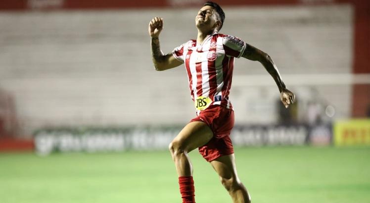 Jean Carlos comemora o primeiro gol marcado no ano, contra o Decisão. Foto: Bobby Fabisak/JC Imagem