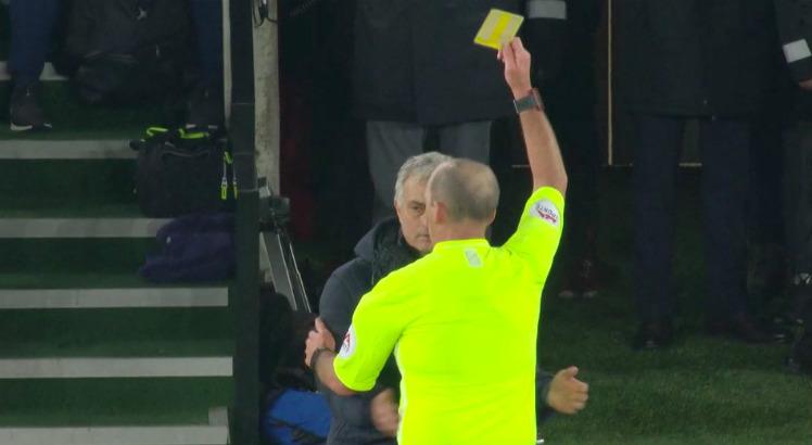 Mourinho leva cartão amarelo. Foto: Reprodução/Twitter