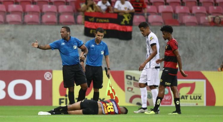 Betinho sofreu lesão ainda no primeiro tempo do jogo entre Sport e Central. Foto: Bobby Fabisak/JC Imagem