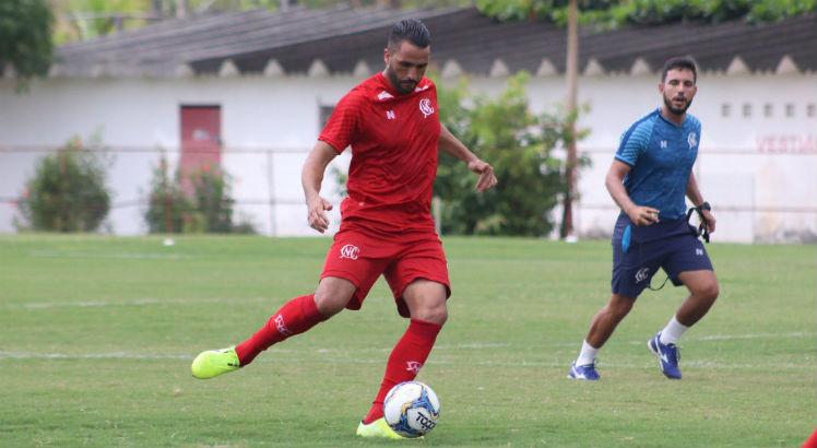 Ronaldo Alves está treinando no Náutico há cerca de 20 dias. Foto: Léo Lemos/Náutico