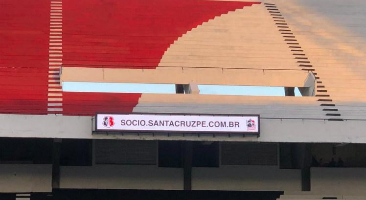Arquibancadas do Arruda receberam nova pintura para a temporada 2020. Foto: divulgação/ Santa Cruz