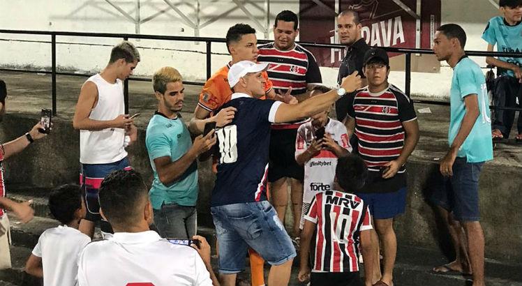 O goleiro atendeu a torcida depois da partida. Foto: Leonardo Vasconcelos/TV Jornal