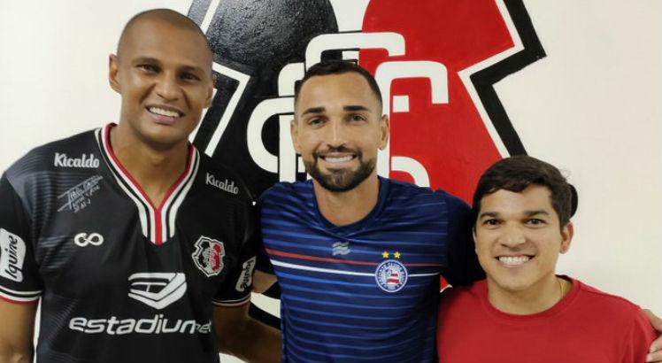 Gilberto (hoje no Bahia) ao lado de Tiago Cardoso e Renatinho. Foto: Divulgação/Santa Cruz
