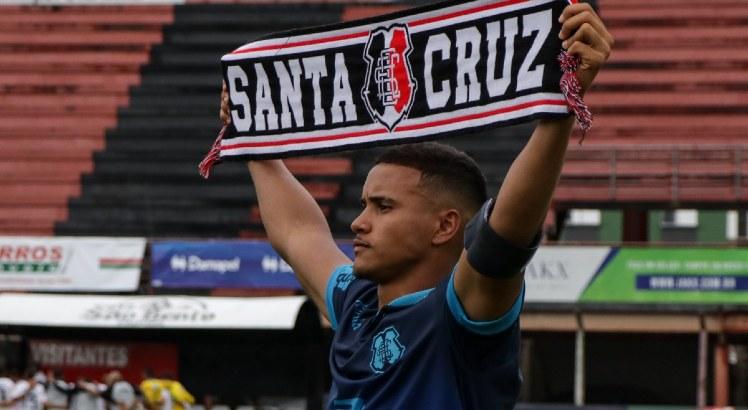 Volante é um dos destaque do Santa Cruz na temporada. Foto: Cristiano Fukuyama/Santa Cruz