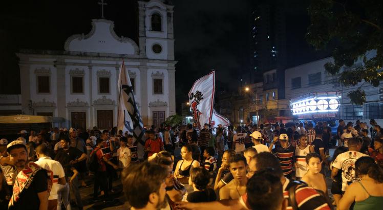 Tricolores comemoravam o aniversário da fundação do clube no pátio do Santa Cruz. Foto: Felipe Ribeiro/JC Imagem