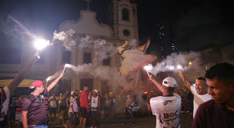 Tricolores comemoravam o aniversário do Santa Cruz quando foram atacados por torcedores do Sport. Foto: Felipe Ribeiro/JC Imagem