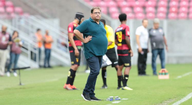 O técnico Guto Ferreira não gostou do desempenho da arbitragem. Foto: Alexandre Gondim/JC Imagem