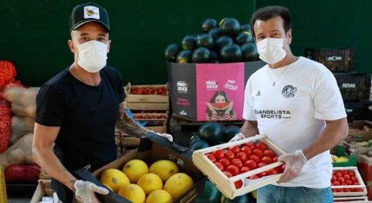 D'Alessandro e Dunga na entrega de 10 toneladas de alimentos. Foto: Reprodução/Instagram