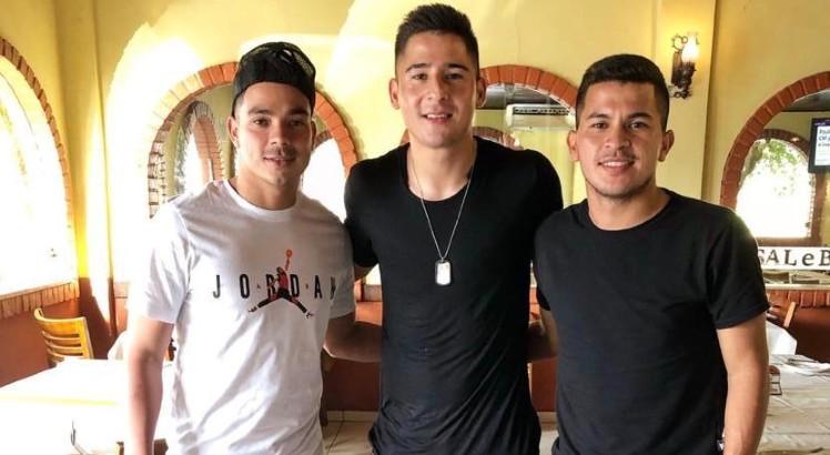 Derlis Alegre (E) e Júnior Brítez (D) se juntaram ao conterrâneo Guillermo Paiva, formando um trio paraguaio no Recife. Foto: Arquivo pessoal