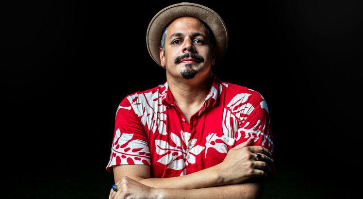 Bruno Lins tem carreira solo e é vocalista da banda Fim de Feira. Foto: Divulgação