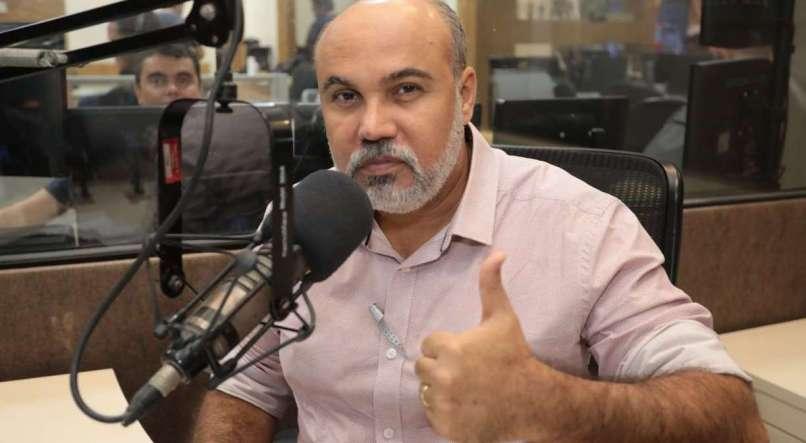 Em home office, Maciel Júnior reestreou na Rádio Jornal após superar a covid-19. Foto: Tião Siqueira/JC Imagem