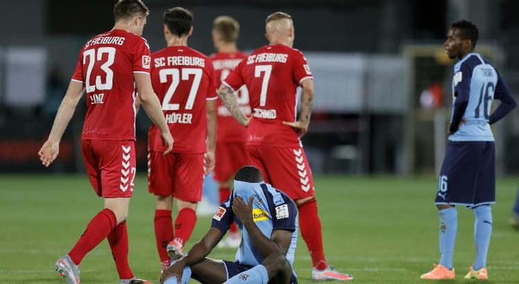 Borussia Mönchengladbach perdeu para o Freiburg. Ronald WITTEK / POOL / AFP
