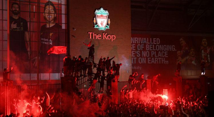Fanática torcida do Liverpool se manifestou contra a Superliga. Foto: Oli SCARFF / AFP