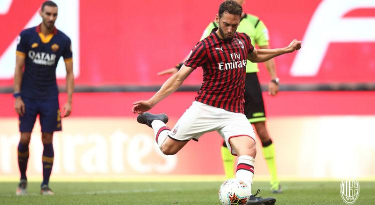 Calhanoglu marcou o segundo gol de p&ecirc;nalti. Foto: Milan/Divulga&ccedil;&atilde;o