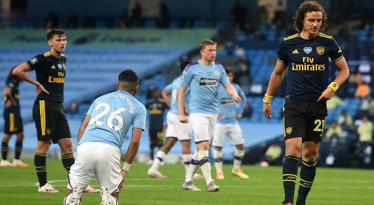 Zagueiro falhou no primeiro gol do City, cometeu pênalti e foi expulso na quarta-feira (17). Foto: PETER POWELL/POOL/AFP