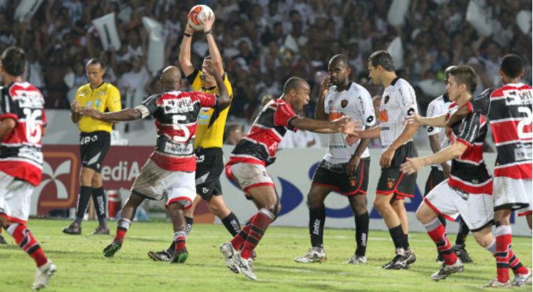 Santa venceu o Sport em três dos quatro confrontos dos rivais em 2011. Foto: Rodrigo Lobo/ Acervo JC Imagem