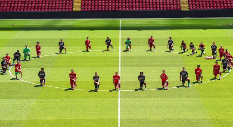 O elenco do Liverpool se ajoelhou no meio do gramado em homenagem a George Floyd. Foto: Divulgação/Liverpool