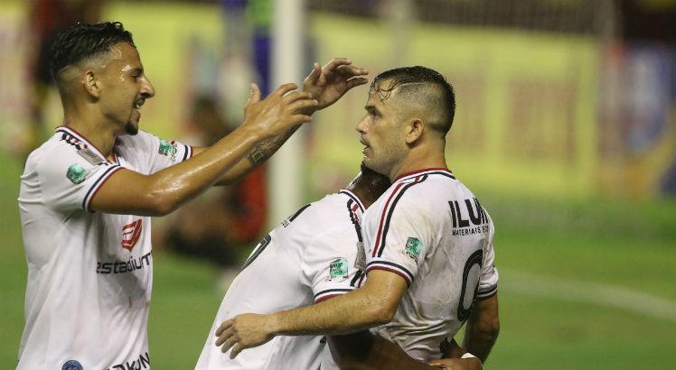 Pipico marcou o segundo gol no último minuto. Foto: Bobby Fabisak/JC Imagem