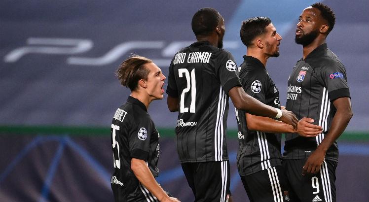Moussa Dembelé (D) comemorando um dos gols do Lyon em cima do City com os companheiros. Foto: AFP