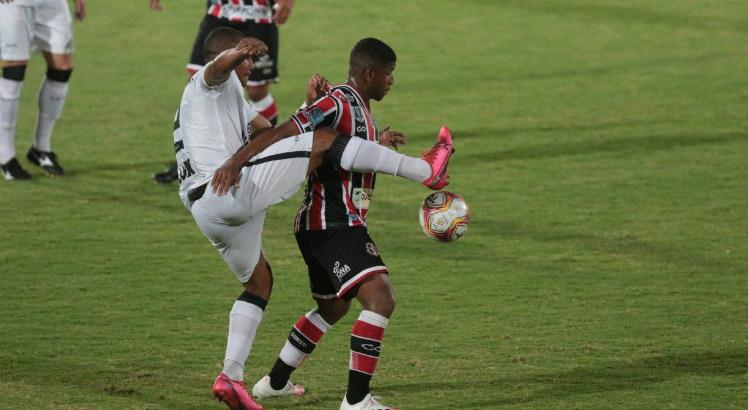 Jáderson marcou seu primeiro gol como profissional diante do Ferroviário. Foto: Alexandre Gondim/ JC Imagem