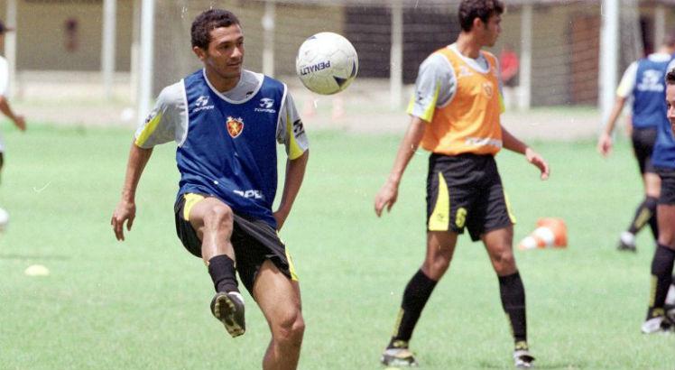 Leonardo, um dos principais destaques daquele time, era o parceiro de ataque de Taílson, autor dos dois gols. Foto: Acervo/ JC Imagem