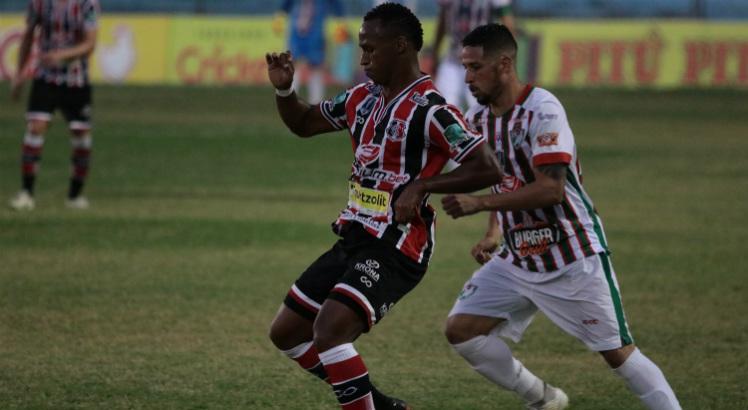 Santa Cruz e Salgueiro empataram a primeira partida em 1x1. Foto: Rafael Melo/ Santa Cruz