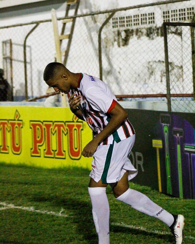 Zagueiro Arthur (Foto) foi revelado pelo Sport e agora busca o primeiro título profissional. Foto: Divulgação/Salgueiro