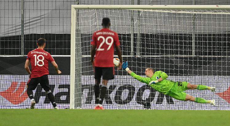 Bruno Fernandes, de pênalti, marcou o único gol da partida. FOTO: SASCHA STEINBACH /AFP
