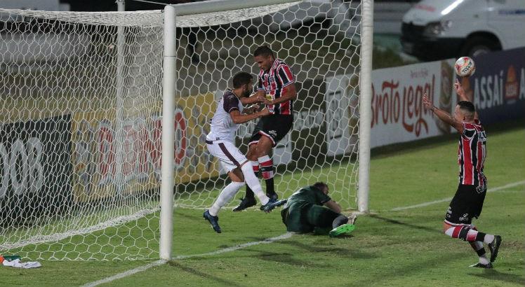 Os gols do Santa Cruz foram marcados por Mayco Félix, duas vezes no primeiro tempo, e Toty, no final do segundo tempo. FOTO: ALEXANDRE GONDIM/JC IMAGEM