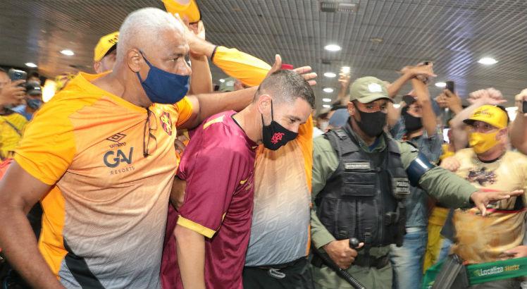 Seguranças do Sport e a Polícia Militar tentaram proteger Thiago Neves de um possível tumulto. Foto: Alexandre Gondim/JC Imagem