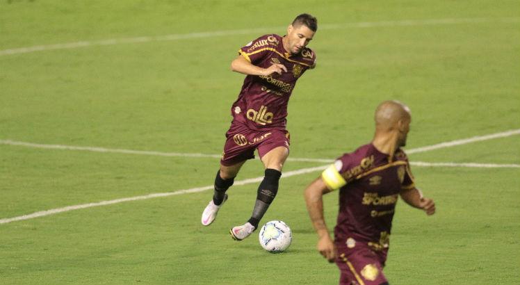 Thiago Neves foi poupado do jogo contra o Santos por desgaste físico. Foto: Alexandre Gondim/JC Imagem