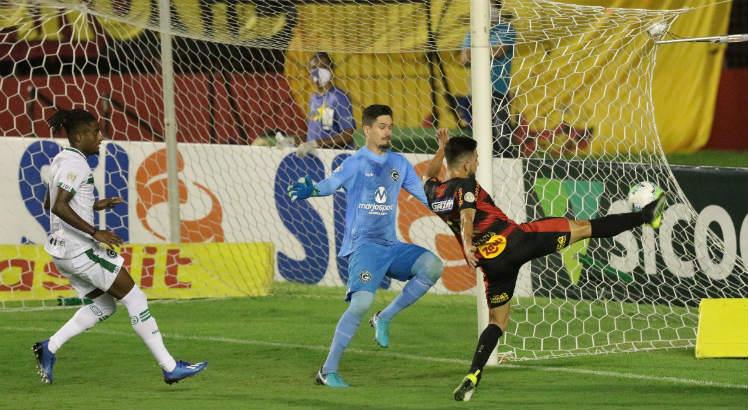 Surpresa na derrota contra o Fortaleza, Barcia pode seguir no time titular do Sport. Foto: Alexandre Gpndim/JC Imagem