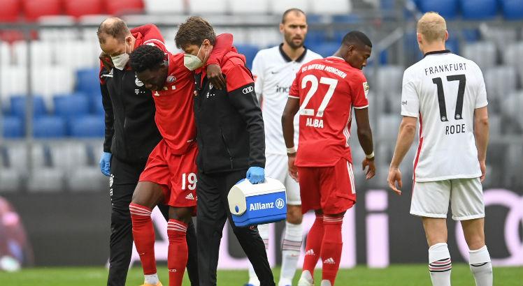 Davies sentiu lesão no joelho contra Eintracht Frankfurt. Foto: AFP