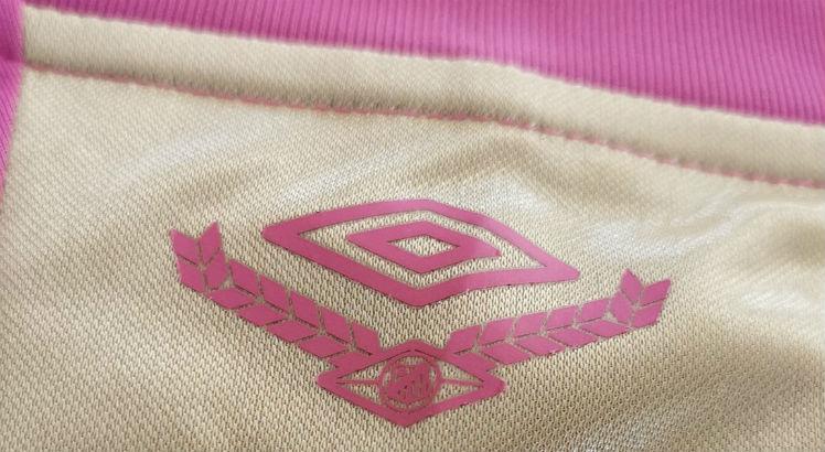 Em parceria com a Umbro, Sport lançou camisa em homenagem ao Outubro Rosa. Foto: Reprodução/Twitter