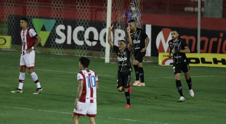 Náutico perdeu para a Ponte Preta no primeiro turno, com gol de João Paulo, que já deixou Macaca. Foto: Felipe Ribeiro/JC Imagem