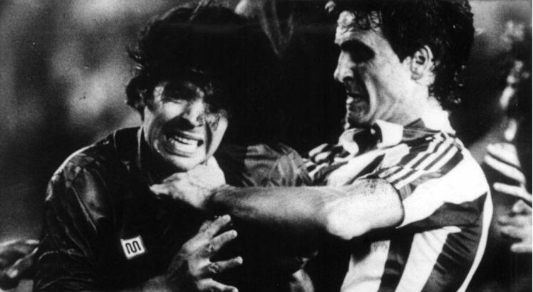 Maradona foi um dos envolvidos na sangrenta batalha entre Barcelona e Athletic Bilbao, no estádio Santiago Bernabéu. FOTO: REPRODUÇÃO